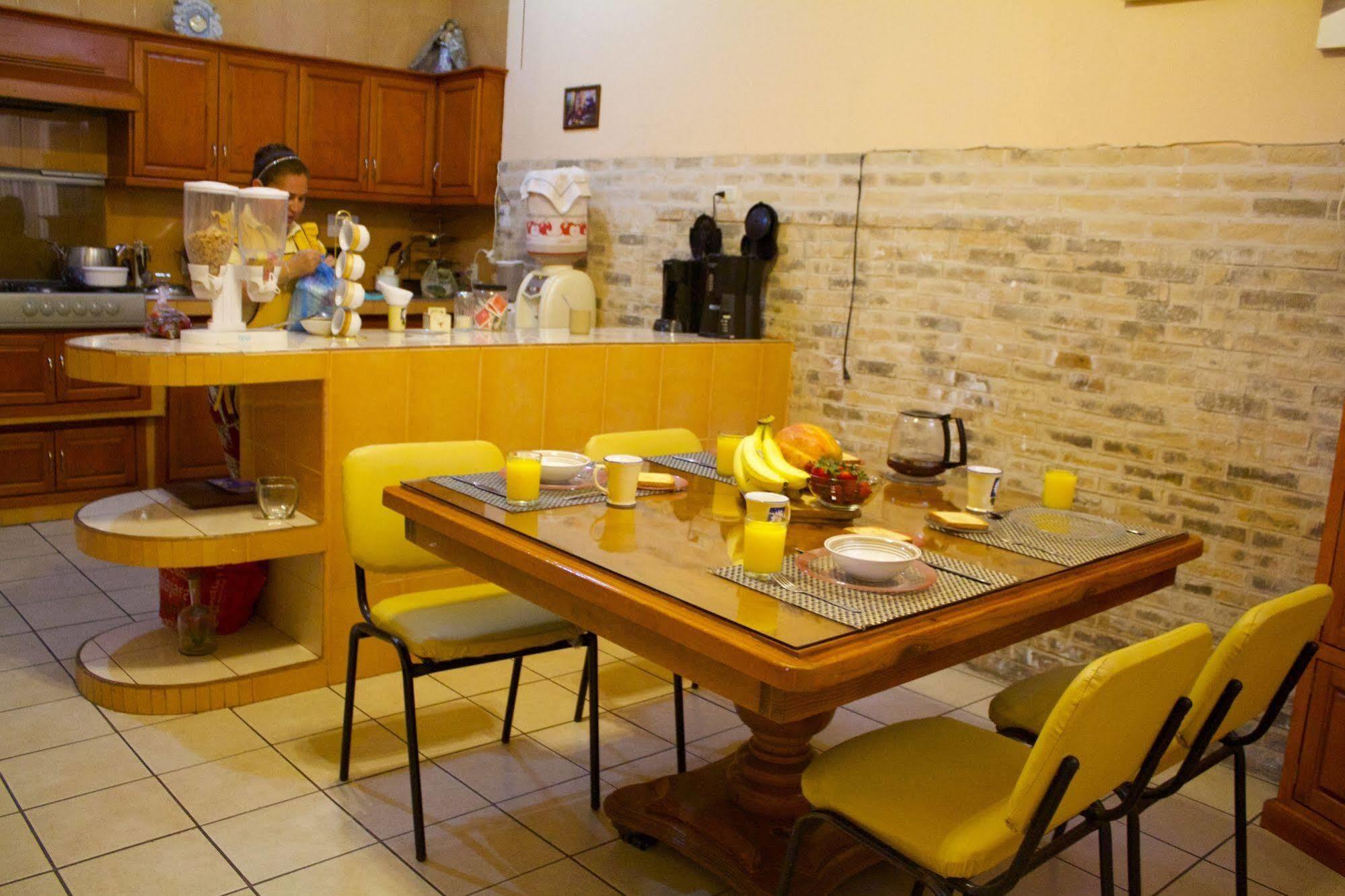 Residencia Los Angeles Bed & Breakfast Гуадалахара Екстериор снимка